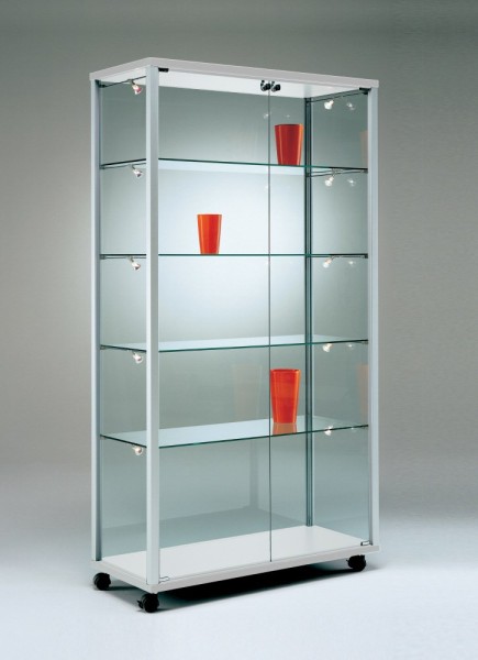 breite stabile Ausstellungs-Vitrine Glas Alu abschließbar 80 cm mit Glasrückwand / auf Rollen